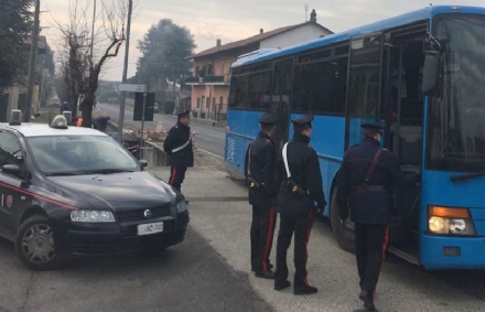 PIOSSASCO - Sputi e insulti ai passeggeri del bus: baby gang fermata dai carabinieri. Un arresto e quattro denunce