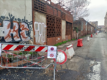 NICHELINO - I 'furbetti' della sosta in via Moncenisio lungo lo stabile pericolante: interviene il Comune