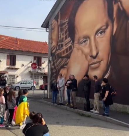 NICHELINO - Inaugurato il nuovo murales dedicato a Don Milani