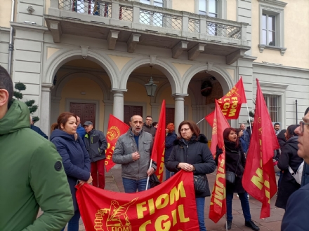 NICHELINO - Manifestazione sotto al municipio dei lavoratori Delgrosso