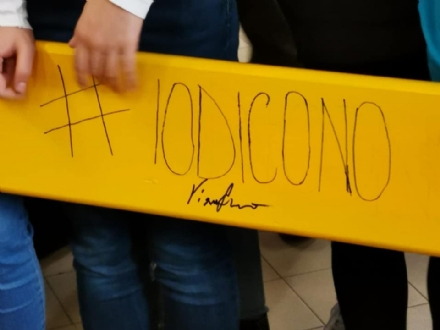 TROFARELLO - Inaugurata la panchina gialla anti bullismo di fronte alle scuole