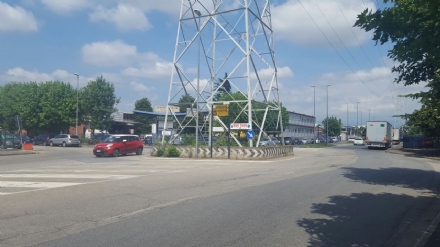 BEINASCO - Nuova rotonda al traliccio di via Risorgimento, sulla strada dove morì una ventenne