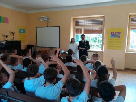 MONCALIERI - L'allarme dei carabinieri per i nuovi social che stregano gli undicenni