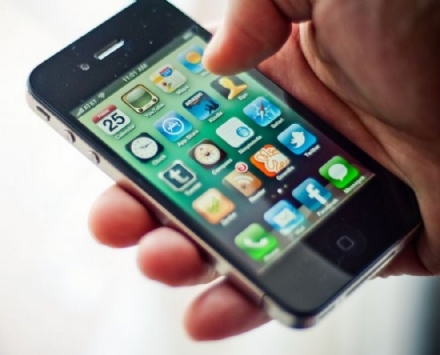 LA LOGGIA - Ruba due telefoni e li va a rivendere in un negozio: denunciato lui e il commerciante