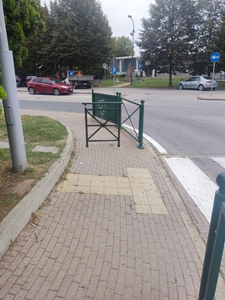 PIOSSASCO - (Ri)esplode la polemica per la transenna che chiude il marciapiede