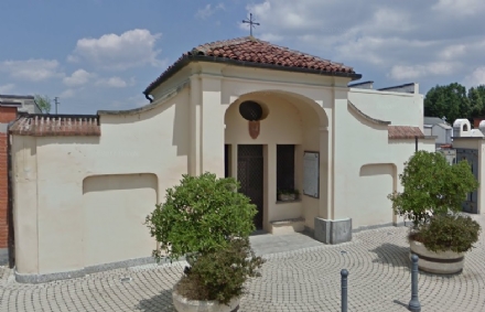 LA LOGGIA - Ladri al cimitero: rubati fiori, lumini e anche un copribara