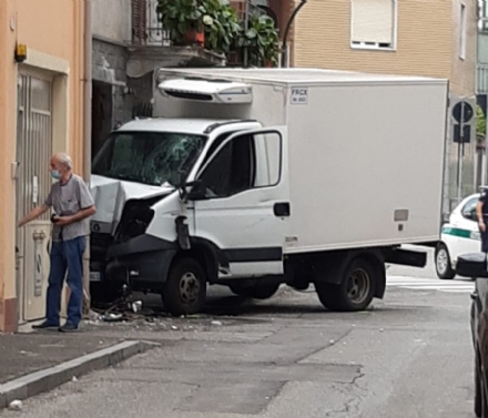NICHELINO - Perde il controllo del furgone e va schiantarsi contro un condominio - FOTO