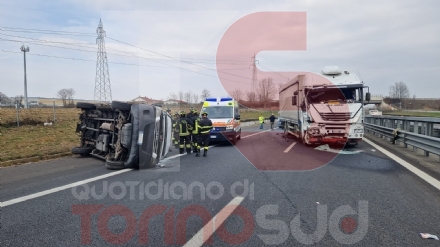 ORBASSANO - Incidente sulla Torino-Pinerolo, coinvolti un furgone e un tir: tre feriti - FOTO