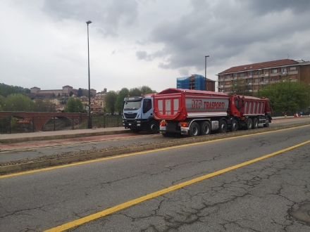 MONCALIERI - Test sul ponte con i carichi pesanti: nessun pericolo per le auto