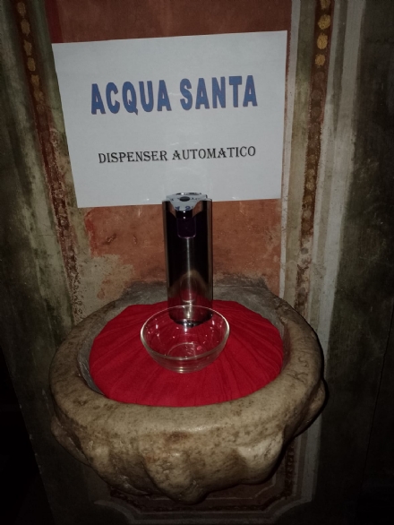 CARMAGNOLA - Dispenser automatici di acqua benedetta nella parrocchia di Salsasio