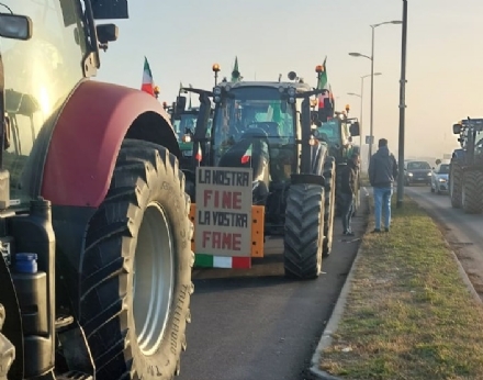 PROTESTA TRATTORI - A decine per le strade della provincia per incontrare la Regione al presidio dell'Interporto