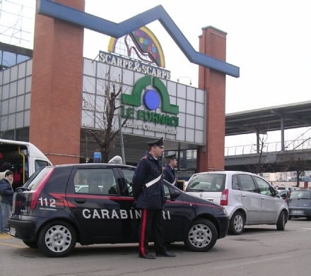 BEINASCO - Ubriaco si vuole spogliare nudo nel centro commerciale Fornaci: arrivano i carabinieri