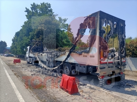 LA LOGGIA - Incendio distrugge un tir parcheggiato in via Carignano