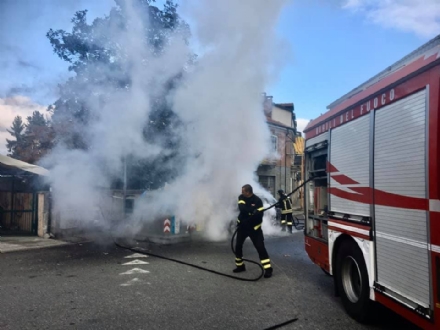 NICHELINO - Auto a fuoco vicino alla stazione: caos in via Torino - TorinoSud