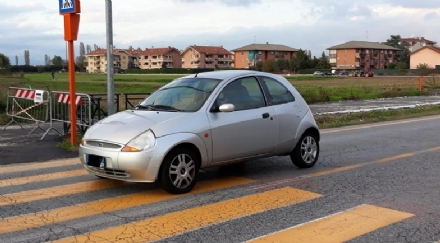 VINOVO - Paura davanti all'elementare di Garino: anziano in auto investe una donna