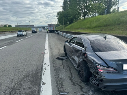 BEINASCO - Incidente sul raccordo Torino-Pinerolo: autocarro contro una macchina - FOTO