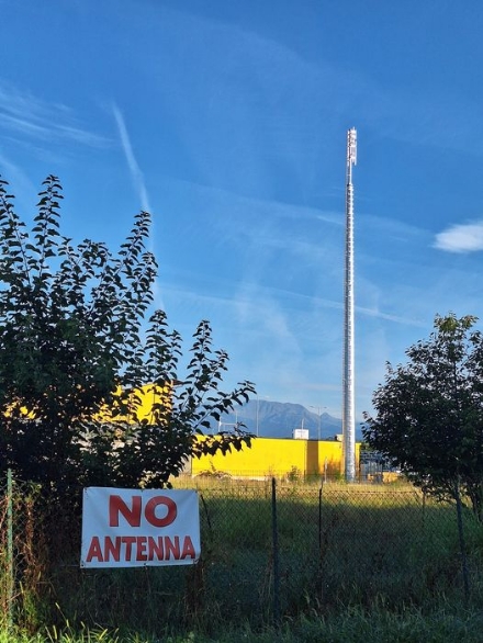 ORBASSANO - Il comitato No-Antenne perde la battaglia: installato il primo traliccio