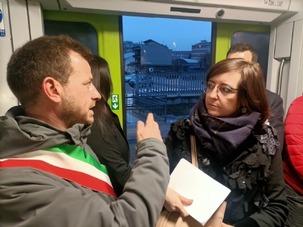TRASPORTI - I sindaci e assessori sul treno Torino-Pinerolo per denunciare i disservizi
