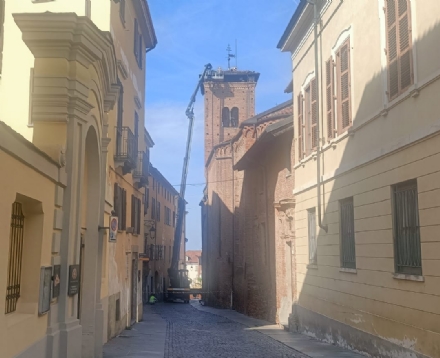 MONCALIERI - Centro storico chiuso in parte per le tegole pericolanti del campanile della Collegiata
