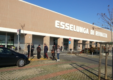 RIVALTA - Botte da orbi nel parco giochi dei bambini: due feriti  nel piazzale dell'Esselunga