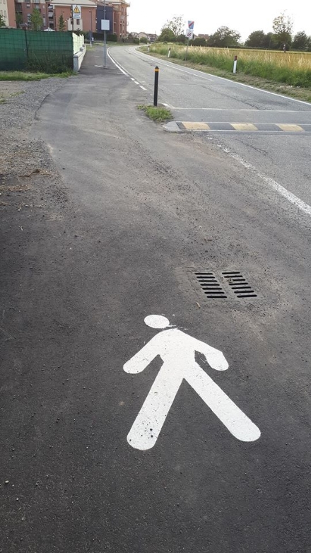 RIVALTA - Auto sulla pista ciclabile per aggirare il dosso: a Gerbole monta la protesta