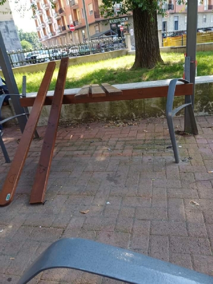 NICHELINO - Finisce la scuola e iniziano gli atti vandalici: in via Vittorio Veneto distrutta una panchina