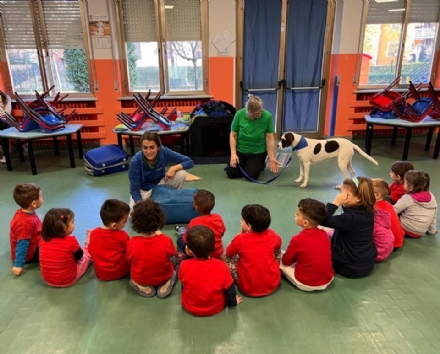 NICHELINO - La pet therapy nelle scuole: alla materna Andersen c'è il cane Ebby