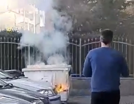 NICHELINO - Ancora in azione i vandali: incendiato un cassonetto dei rifiuti