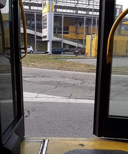 MONCALIERI - L'autobus ha le porte rotte ma viaggia lo stesso