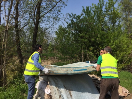 MONCALIERI - Il Chisola è una discarica a cielo aperto e gli alluvionati, col sindaco, la ripuliscono