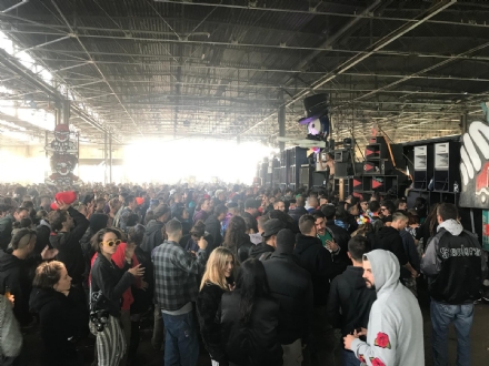 NICHELINO - Dentro il rave alla Viberti: techno, aerei. allucinogeni e punti ristoro fai da te - LE FOTO -