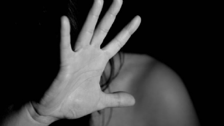 CARMAGNOLA - Pesta la madre e le devasta casa: arrestato