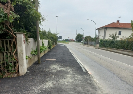 ORBASSANO - Finiti i lavori di rifacimento del marciapiede di strada Volvera, aperto il cantiere in via Trento