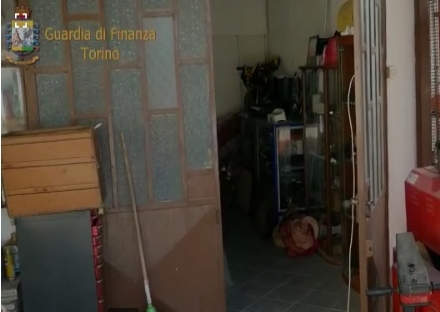 CARMAGNOLA - Stampavano parti di ricambio auto falsi e li rivendevano in tutto il mondo: denunciati