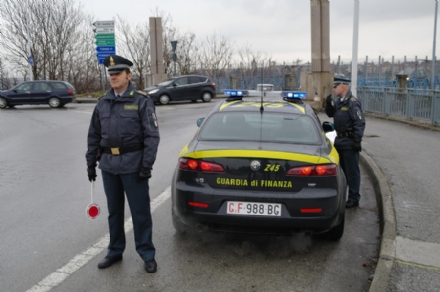 MONCALIERI - 60mila euro nel doppiofondo dell'auto: nei guai un giovane carrozziere