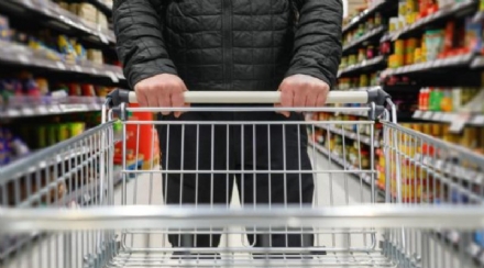 VIRUS - Il grido di allarme degli addetti ai supermercati: 'Serve l'obbligo della mascherina anche ai clienti'