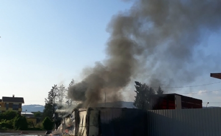TROFARELLO - Bruciano due container in via Sabbioni: nuvola nera sulla città