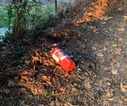 PIOSSASCO - Vandali scaricano gli estintori rubati nell'area verde