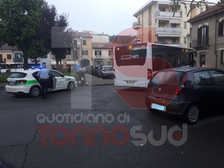 MONCALIERI - Auto in divieto di sosta: il bus resta bloccato. Raffica di multe