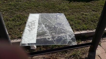 MONCALIERI - Vandali sfasciano la fermata del bus di via Villafranca