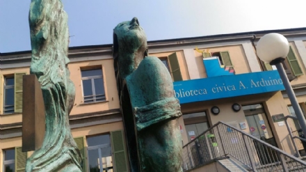 MONCALIERI - Un nuovo spazio all'ombra per studiare nei giardini della biblioteca