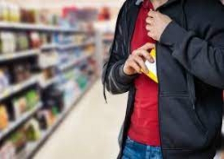 NICHELINO - Rapina in un negozio di via Cuneo: prende delle cuffie e scappa spingendo via un dipendente