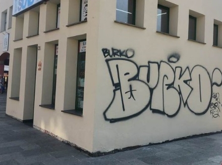 NICHELINO - Il palazzo di piazza Camandona ridipinto è già stato vandalizzato