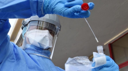 COVID - Sistema in tilt, niente tampone agli asintomatici: solo quarantena di 14 giorni