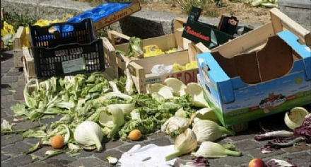 MONCALIERI - Contro lo spreco si recupera il cibo dei mercati per darlo a chi è in difficoltà