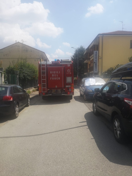 MONCALIERI - Va a fuoco un balcone: paura per una donna all'interno