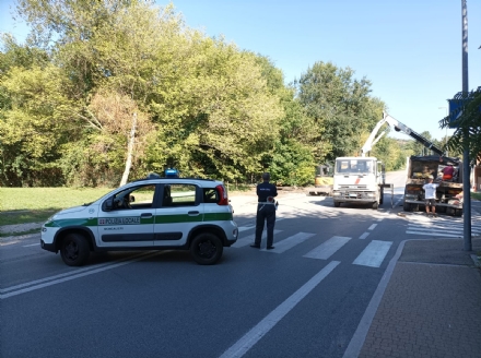MONCALIERI - Si rompe una tubatura in via Petrarca, chiusa la strada e case a secco