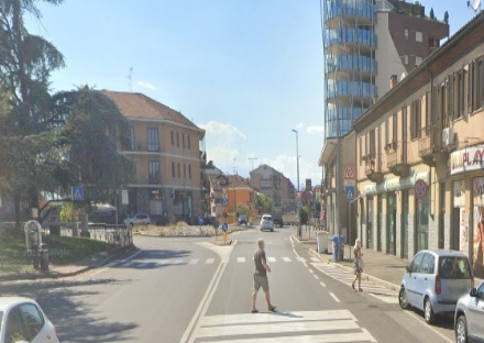 MONCALIERI - Sfondano la porta della ex banca abbandonata in via Pastrengo, vandali ancora in azione