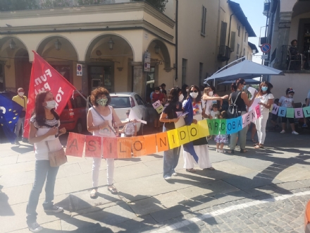 MONCALIERI - Il Flash Mob sotto il Comune di educatori e genitori del nido Arcobaleno