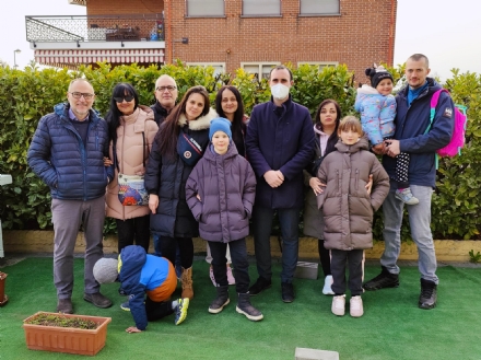 BEINASCO - Arrivate tre famiglie dall'Ucraina, il sindaco: 'Donne forti, con bambini stupendi'